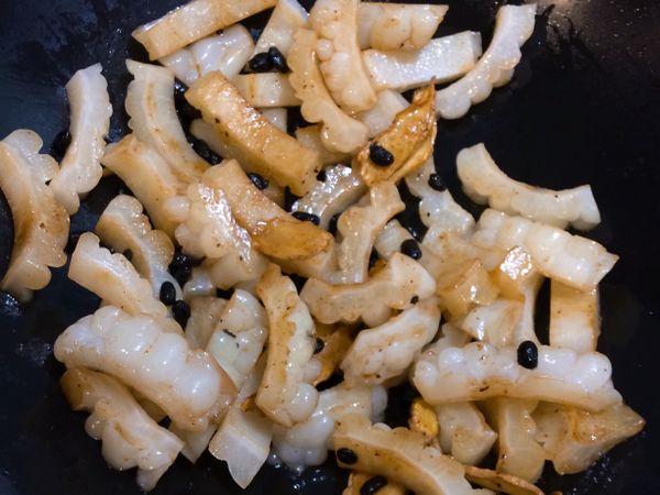 炒香後放入川燙過的苦瓜拌勻