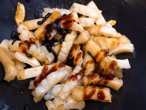 加一點香菇素蠔油-昆布粉-水拌勻，蓋鍋悶煮（5～10分）軟即可起鍋。