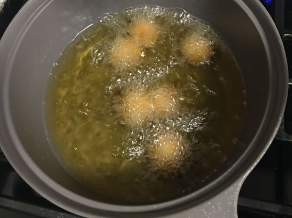 油鍋大概150度左右調中火、地瓜球放進鍋後等定型後在攪拌它、地瓜球浮起來漸漸呈現金黃色後（慢慢壓它重複3-5次）後起鍋油濾乾