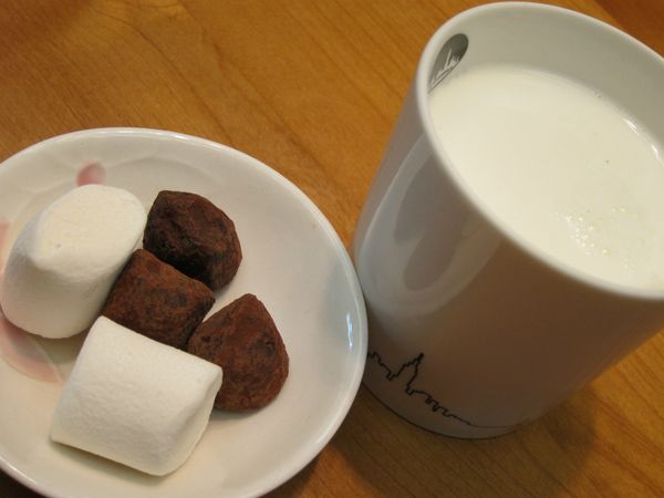 牛奶加巧克力以微波爐設定"熱牛奶"鍵加熱至巧克力融化，拌勻。