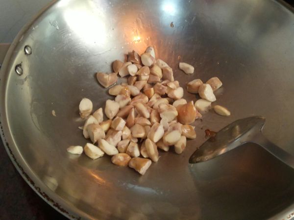 先將菱角炒至上色
調味：鹽巴適量.味精適量