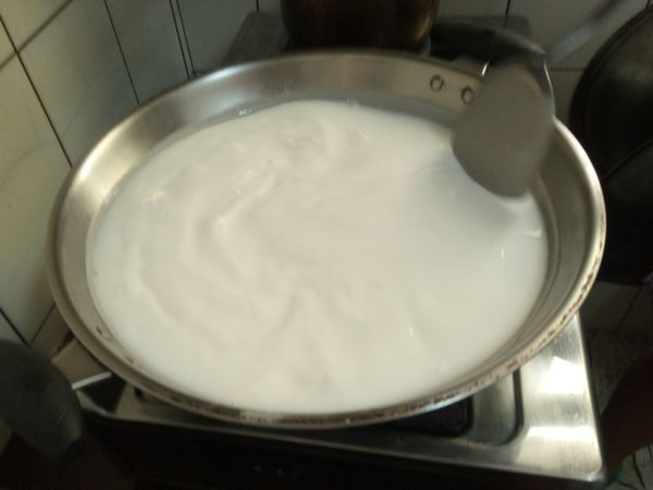 把磨米完剩下來的水與一半的米漿煮成稠狀，另外一半的米漿加點醬油.鹽.味精調味