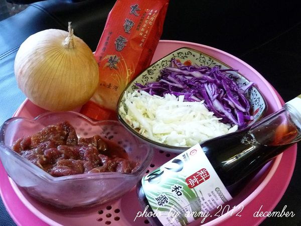 將食材備妥，牛肉用[醃料]醃漬20分鐘~