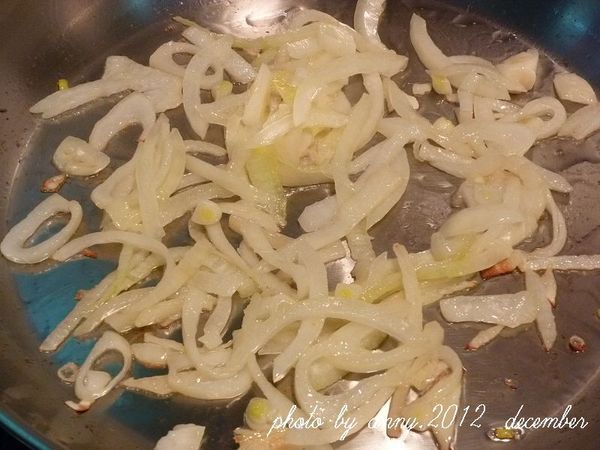 起油鍋炒香洋蔥~