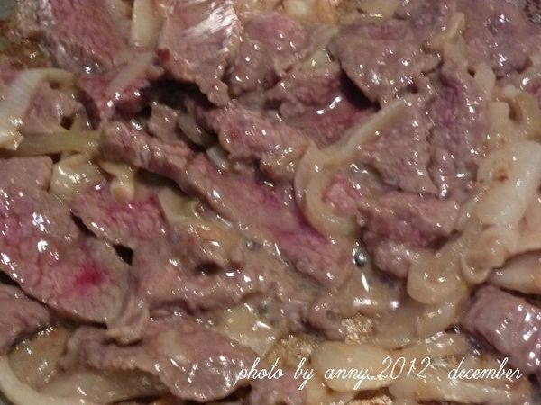 將醃漬20分鐘後的牛肉入鍋快炒~