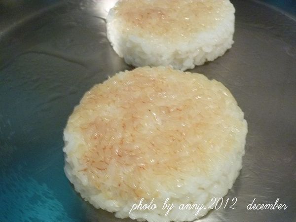 起油鍋放入米堡煎至微黃，刷上醬油再翻面煎一下，香噴噴的米堡皮就完成囉~