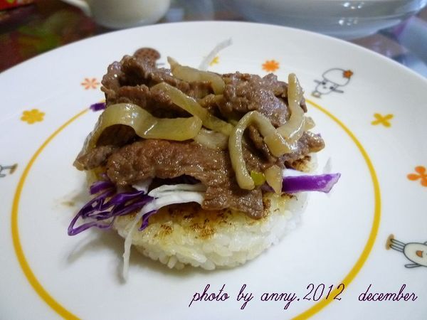 取1片米堡皮鋪些生菜絲及蔥燒牛肉再蓋上1片米堡皮~