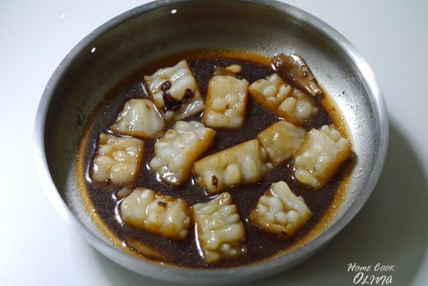 外鍋放一杯水，放入內鍋後蓋上鍋蓋煮至開關跳起（約15分鐘）。