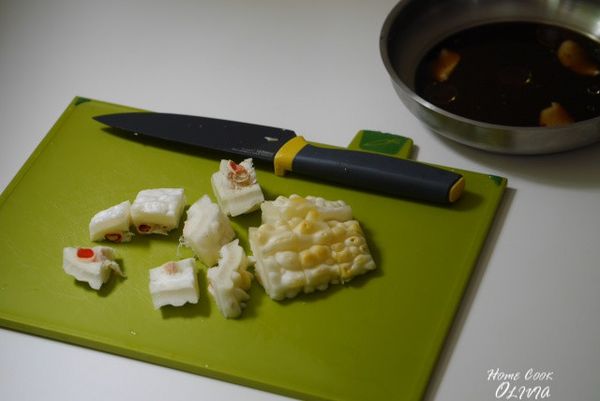 醬汁在蒸盤內混合均勻，苦瓜洗淨後切成適口大小，和老薑同放入蒸盤。