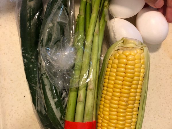 米饭先煮上，然后开始备料
其实喜欢的材料可以自己选择，刚好家里小孩喜欢这些