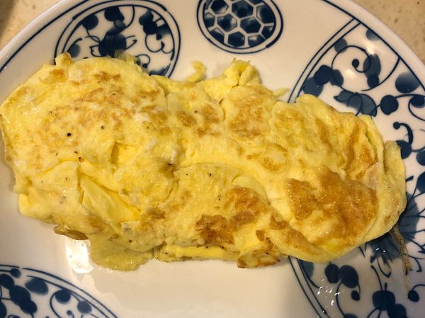 黄瓜切条，鸡蛋因为没有玉子烧锅，我是用平底锅的方法去做，先下一些进去，然后卷起来，再下一些进去，以此类推到蛋汁用尽。形状不太好看，但是横切面是好看的喔