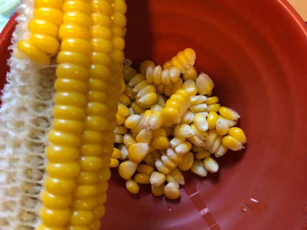 玉米用出来，成一颗一颗的。我会先刮掉3排，然后其他的用手就能弄出来了喔