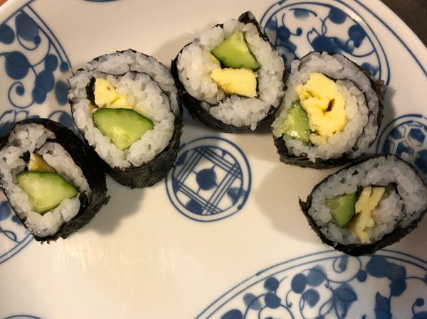 这边忘了拍照，米饭煮熟后取出，拌入盐。其实应该是要放入白醋、盐以及糖（比例是2:1:1），但是家里都没有就选择用盐带出一点味道就好。然后米饭要放凉，没有时间可以吹凉