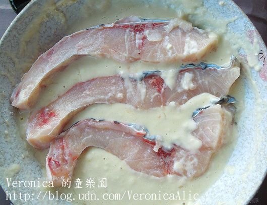 步驟3中筋麵粉加蛋打成麵糊,魚片放入麵糊中裹均勻