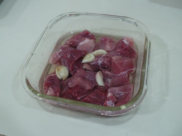 豬肉切塊，用米酒醃製去腥。