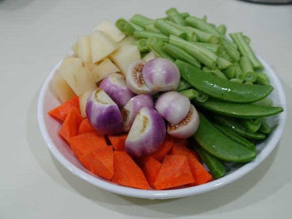 豌豆、四季豆去絲，四季豆斜切。
越南茄子、馬鈴薯、胡蘿蔔切塊。
洋蔥切絲。