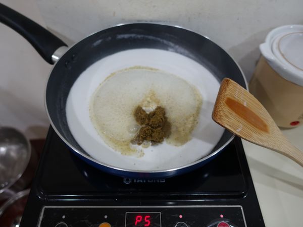 開電磁爐火大火160度，倒入適量的水，
加入椰漿粉拌勻溶解後，再加入綠咖哩醬。
（建議分次加綠咖哩醬，因為他真的很鹹！）