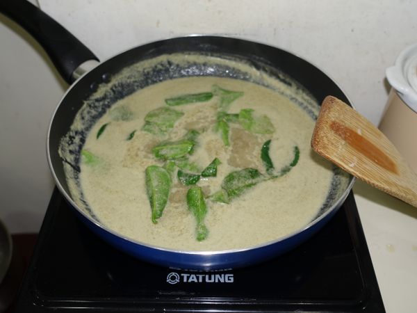 醬料拌勻後，加入檸檬葉煮出香味，
再將馬鈴薯、胡蘿蔔加入，
蓋鍋蓋悶煮3-4分鐘，比較容易軟。