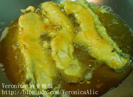 步驟4熱油鍋,待油滾,將魚片一一放入鍋中,先用大火將外皮炸酥,再轉中小火溫炸,使其內部熟透(魚片不用炸太久),翻面,步驟相同