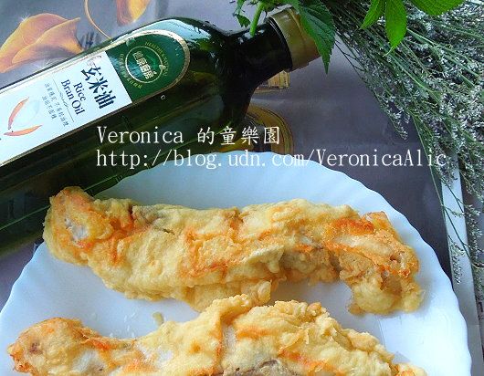 步驟5在炸好的魚排上均勻的灑上些許的鹽酥雞胡椒鹽粉,即完成