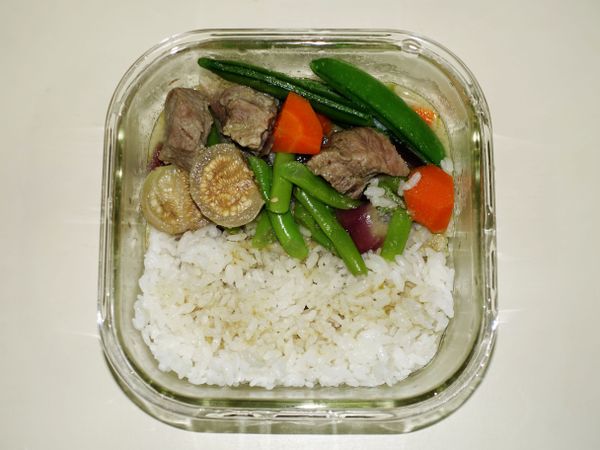 綠咖哩很鹹不用再加鹽囉！
可以煮稀一點拌飯就很好吃了！