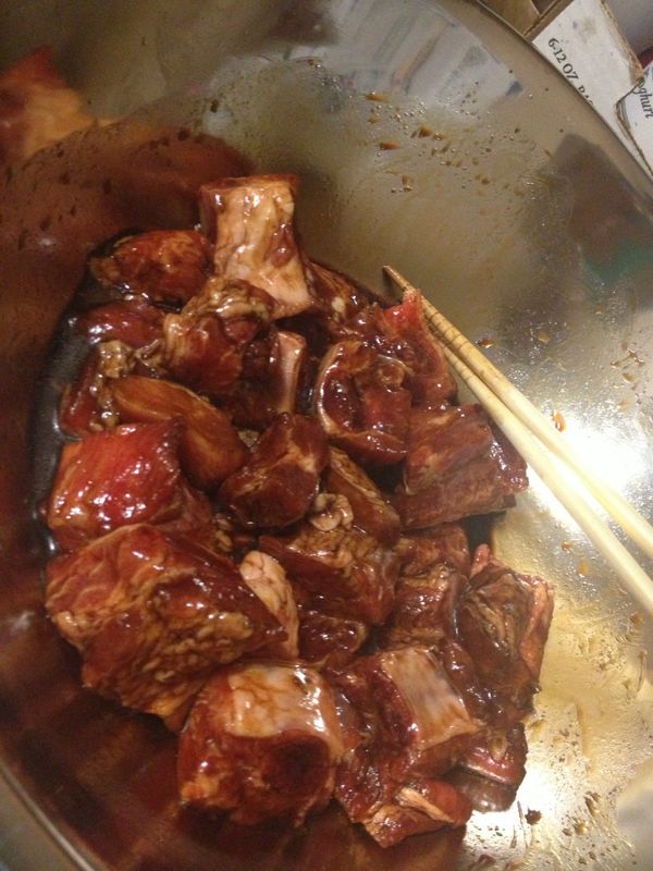 將排骨切小塊然後加入所有的醃料醃製15分鐘