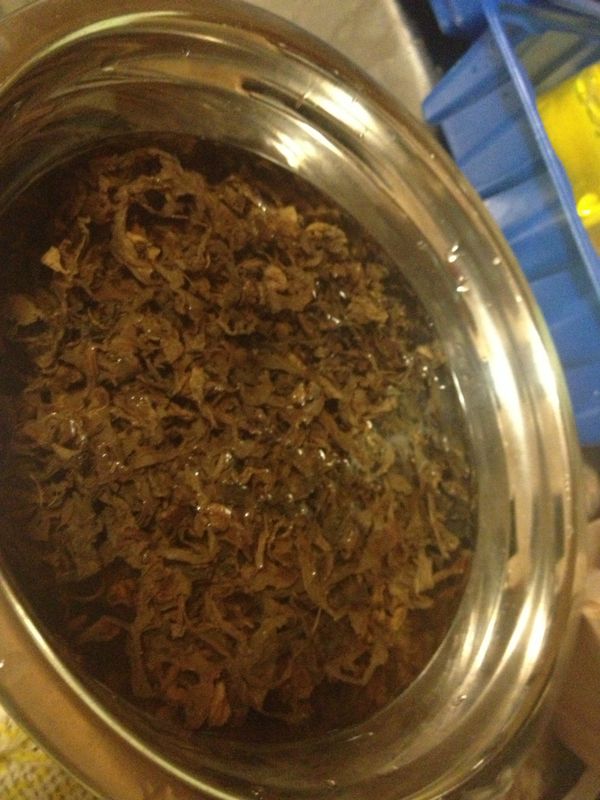 梅菜泡水洗淨,我買的沒菜是已經切成末的那種,如果是買整坨的建議可以直接泡水洗乾淨後再切.梅菜的量可以依個人喜好做調整