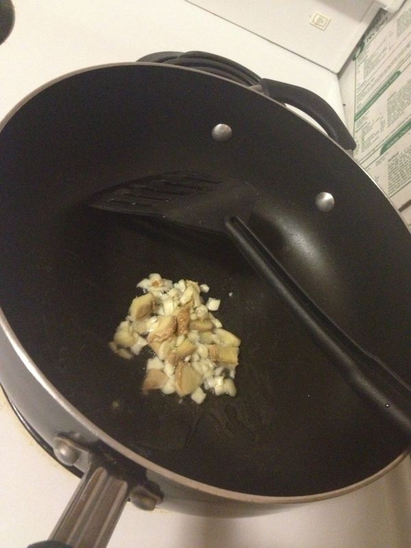 平底鍋加少許的油,(不用加太多喔,因為排骨本來就很油了),爆香薑跟蒜末,然後加入排骨大火炒5分鐘