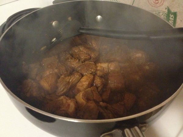 排骨炒到微乾後加入梅菜扮炒均勻.
(想用電鍋蒸的此時就可以直接盛盤拿去蒸30-40分鐘)