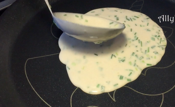 鍋內倒入適量麵糊，從中間開始往外轉圈，推開麵糊。(若您方便，請看影音操作更清楚)
我是使用平底不沾鍋煎，僅煎第一片蛋餅前，鍋內需抹油潤鍋，之後都不需要再於鍋內加油。