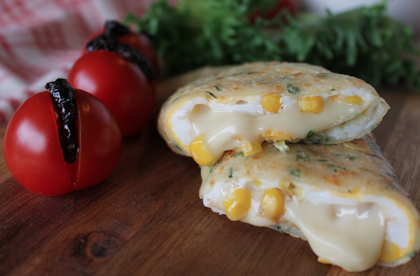 再依喜歡的口味，煎蛋餅即可。這是玉米起司蛋餅。