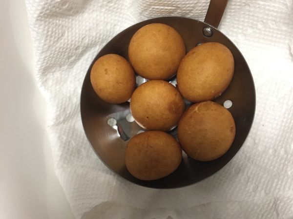 油鍋調到170度左右、再次放入地瓜球顏色變更深金黃即可上桌囉～