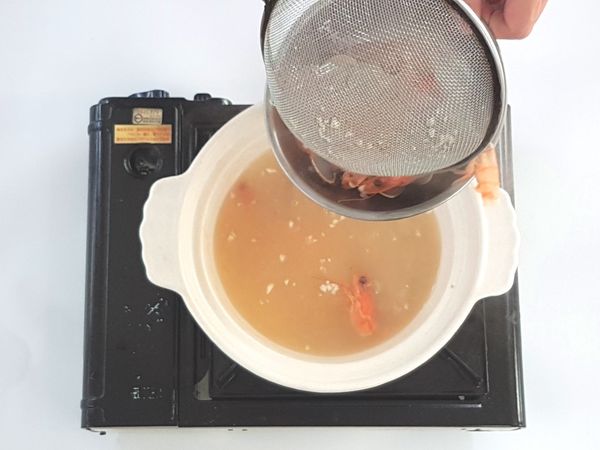 然後倒入高湯(稀釋25倍)中小火煮5分鐘，並且把蝦殼用濾網隔出。