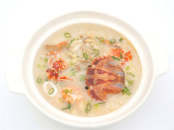 放入薑絲，蔥花、芹菜粒和調味料即可。