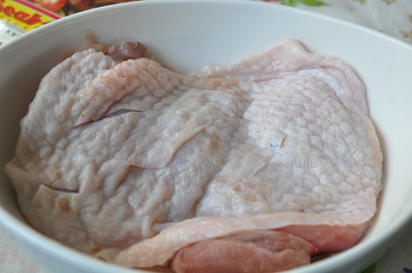將雞腿排多劃幾刀，讓醃粉入味