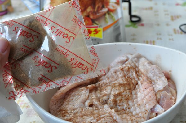 取出小包裝灑些適量的醃粉於腿排兩面塗抹，醃漬約20分