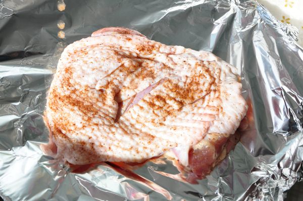 再以錫箔紙將腿排包覆