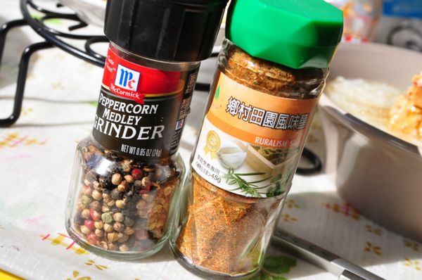 另外準備了兩種調味鹽~七彩胡椒鹽、鄉村田園風味鹽輕輕灑些在烤好的腿排上層