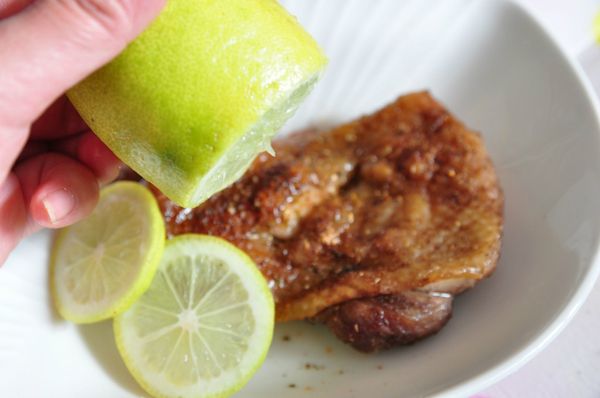 將香水檸檬切薄片，擠幾滴在上層增加香氣