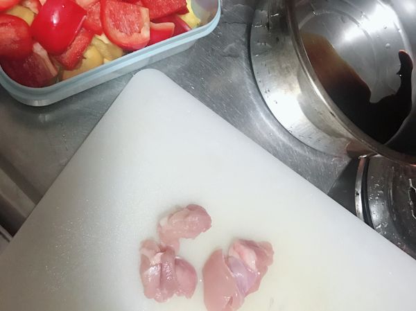 雞腿肉去皮切塊
甜椒切丁
雞腿肉醃約5-10分鐘
