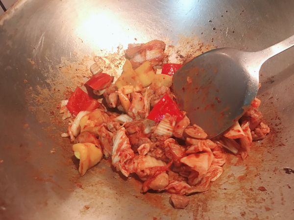 熱鍋後轉小火將雞腿肉下鍋炒至8分熟時
將泡菜加入一起拌炒
待肉熟後將甜椒下鍋快炒1-2分即可上桌
