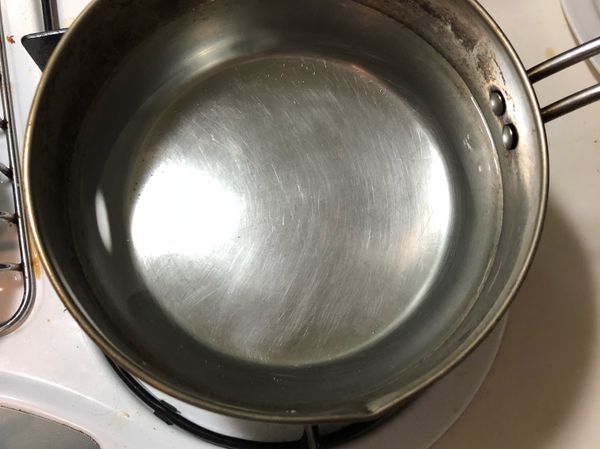 煮水，水滾後放入兩束蕎麥麵，煮約五分鐘（可依照個人喜好調整麵的熟度）