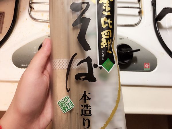 使用的是Costco賣的金目比羅蕎麥麵