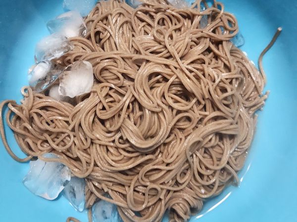 煮麵同時，準備一個盆子或碗（個人習慣會先用75%酒精擦拭消毒）。
在碗中加入冰塊。
待麵條煮熟後撈起至冰塊上。