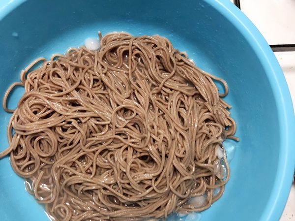 小心將麵條及冰塊扮在一起直到冰塊融化，麵條也涼了。