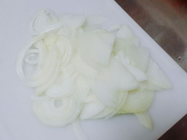 洋蔥切薄片（愈薄愈好）