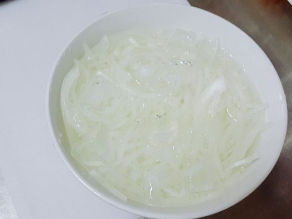 1.加一些鹽和水搓揉，洗去辣味，倒掉水。（此動作可重覆洗2-3次，我只有第一次加鹽）

2.洗好後，浸泡在乾淨的水，冰冰箱（我是會再加冰塊）。等要食用時再瀝乾即可。冰愈久愈不會有辣味。