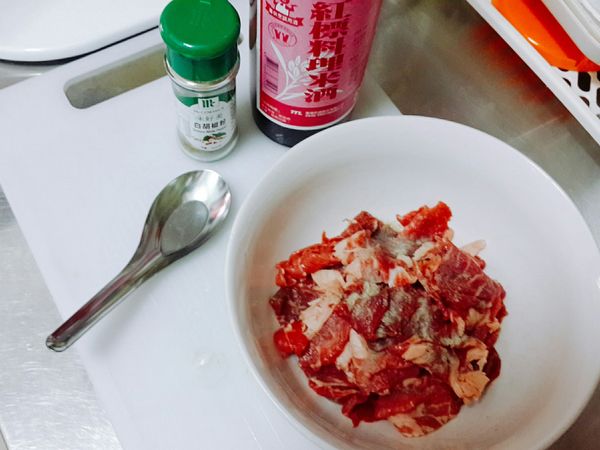 牛肉可醃也可不醃，沒有什麼影響。
前幾次做都沒有醃，這次就醃一下。

怕有腥味（對味道敏感的）可以加米酒3匙，白胡椒粉，醃一下。