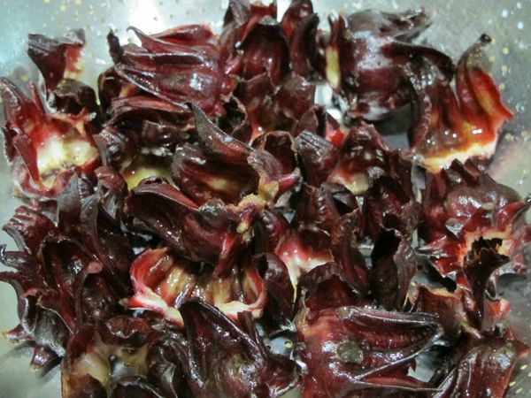 步驟5.全部檢查完畢後，撒上鹽巴去搓揉。