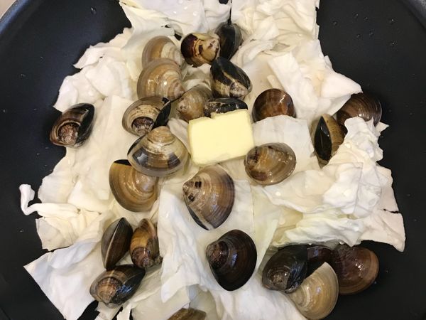 1、高麗菜切適口，平鋪在鍋中
2、放蛤蜊
3、放奶油
4、蓋鍋蓋悶到蛤蜊熟